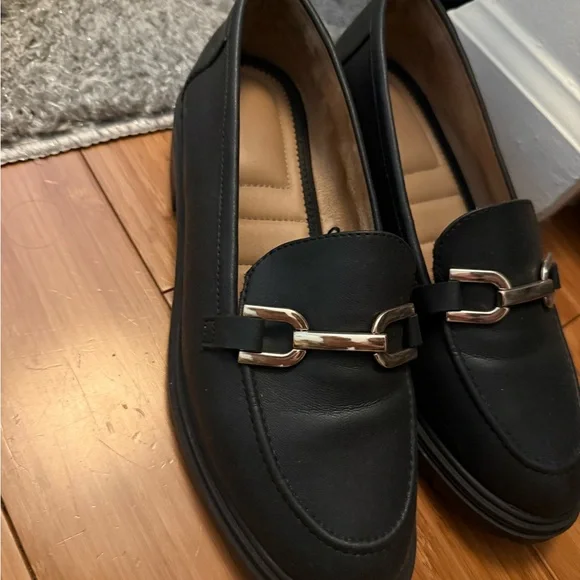 Elegant Black Loafers for Women - Picture 2 of 2